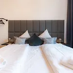 Appartement 3-floor Oasis In The Heart Of Koblenz, Sleeps 16 *