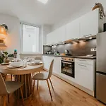 3-floor Oasis In The Heart Of Koblenz, Sleeps 16 Appartement