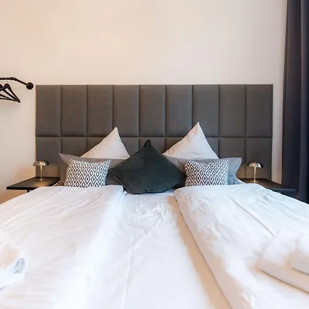 Appartement 3-floor Oasis In The Heart Of Koblenz, Sleeps 16 *